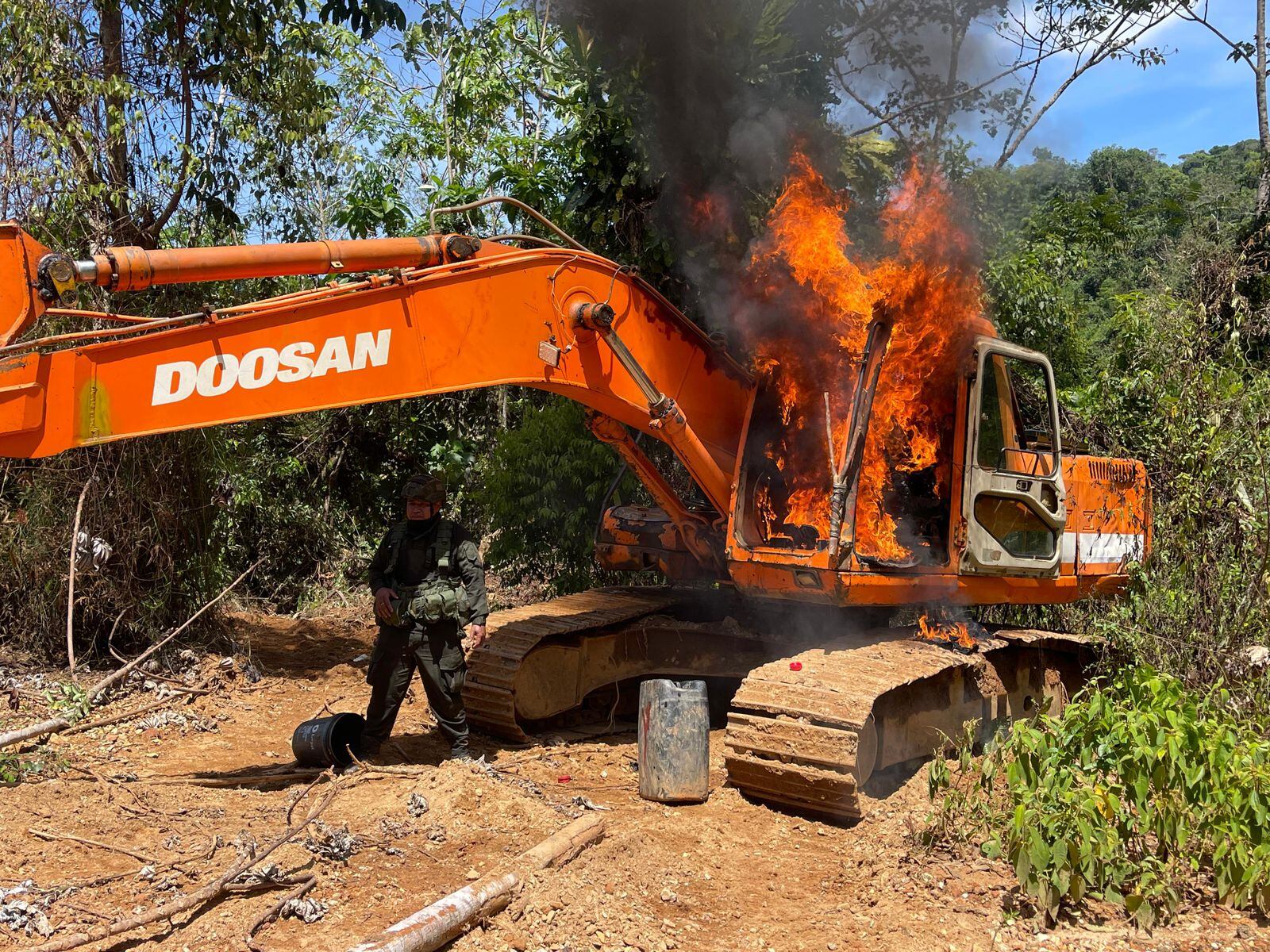 Destrucción maquinaria amarilla usada para minería ilegal en Antioquia. Foto: CACOM5