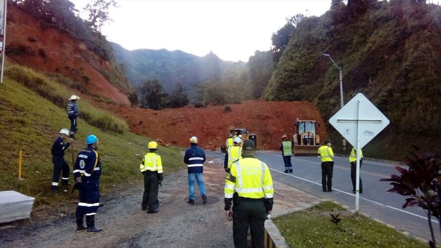 Autoridades atienden derrumbe en la vía Bogotá - Santa Fe de Antioquia. Foto: Colprensa