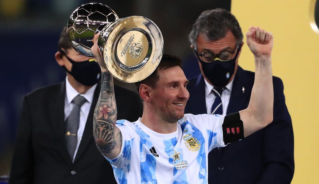 Lionel Messi festeja con el trofeo de máximo artillero, distinción que alcanzó junto a Luis Díaz.