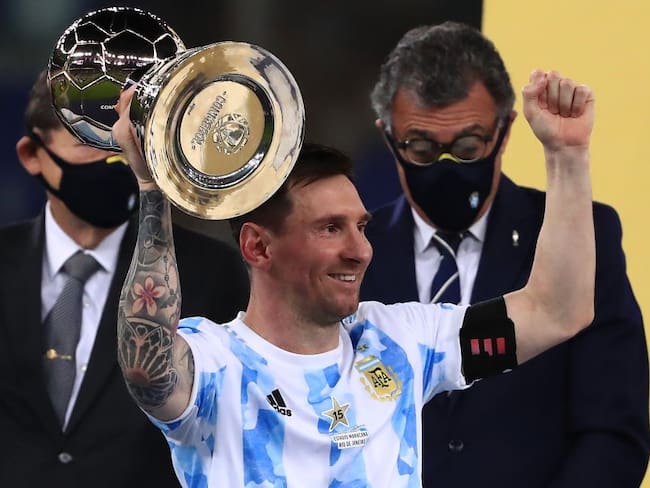 Lionel Messi festeja con el trofeo de máximo artillero, distinción que alcanzó junto a Luis Díaz.