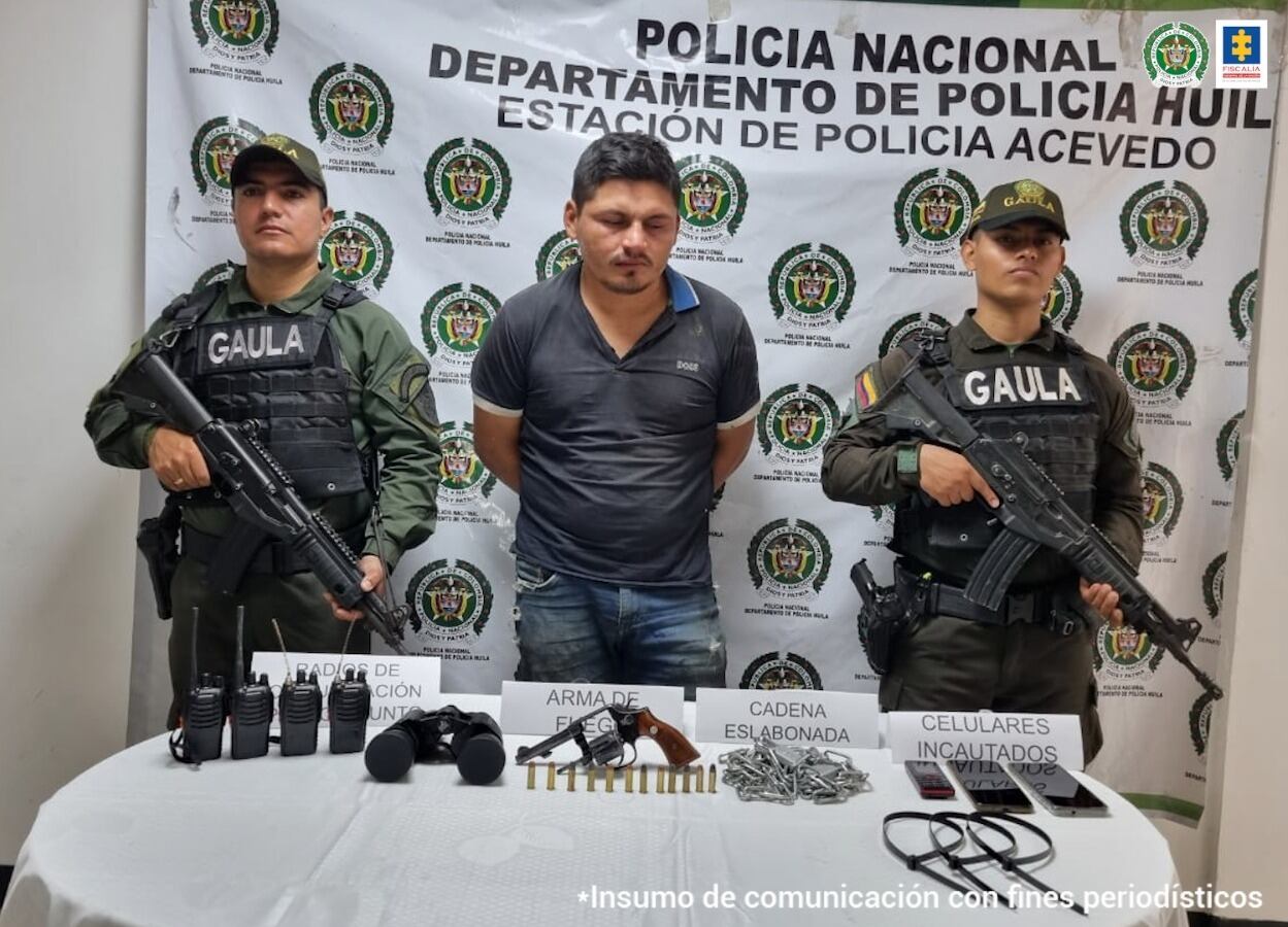 El capturado tenía consigo un revólver, cartuchos, radios de comunicación y esposas con lasque mantendrían inmóvil al secuestrado. En medio de la acción policial otro hombre huyó del
lugar.
