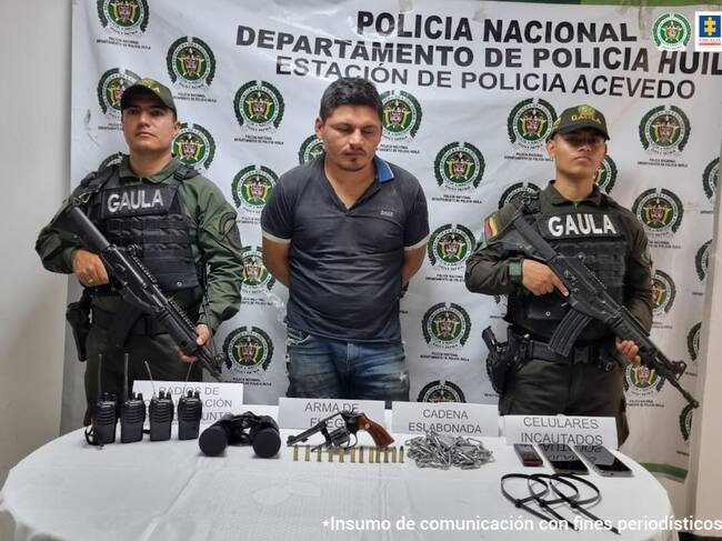 El capturado tenía consigo un revólver, cartuchos, radios de comunicación y esposas con lasque mantendrían inmóvil al secuestrado. En medio de la acción policial otro hombre huyó del
lugar.