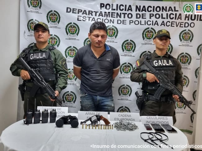 El capturado tenía consigo un revólver, cartuchos, radios de comunicación y esposas con lasque mantendrían inmóvil al secuestrado. En medio de la acción policial otro hombre huyó del
lugar.