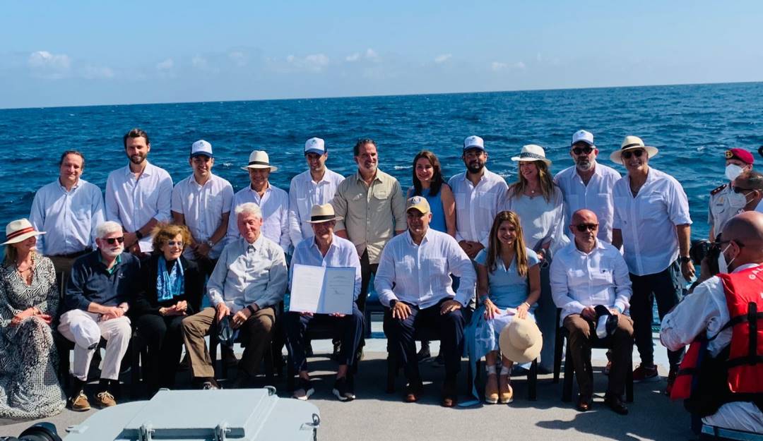 Firma del decreto que amplía la reserva de las Islas Galápagos en Ecuador.         Foto: Cortesía