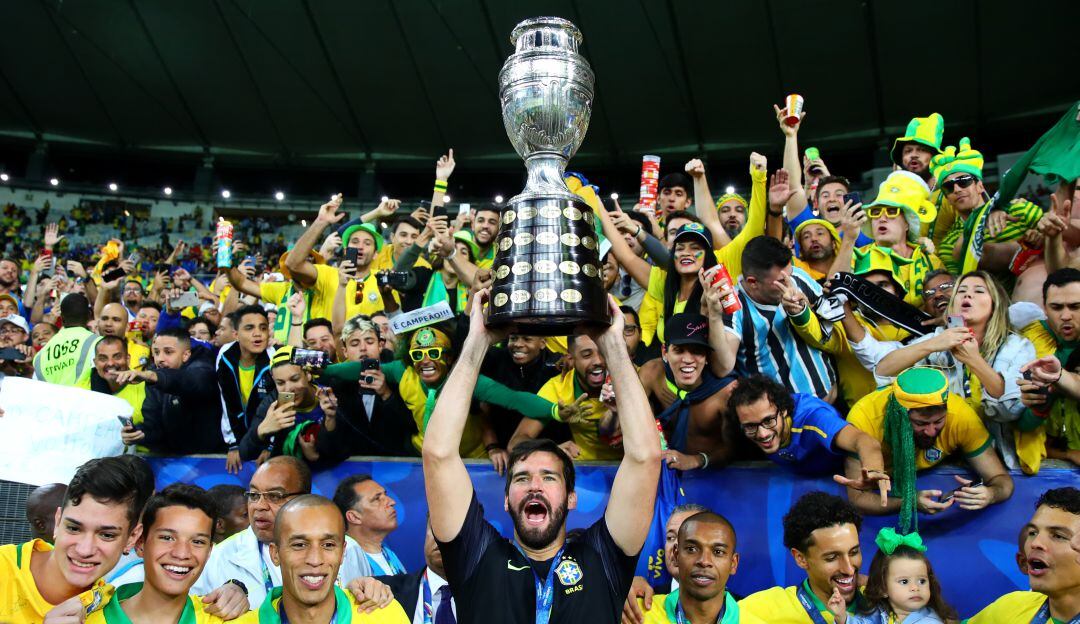 Los jugadores de Brasil festejan con la Copa América ganada en 2019.