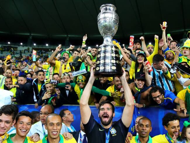 Los jugadores de Brasil festejan con la Copa América ganada en 2019.
