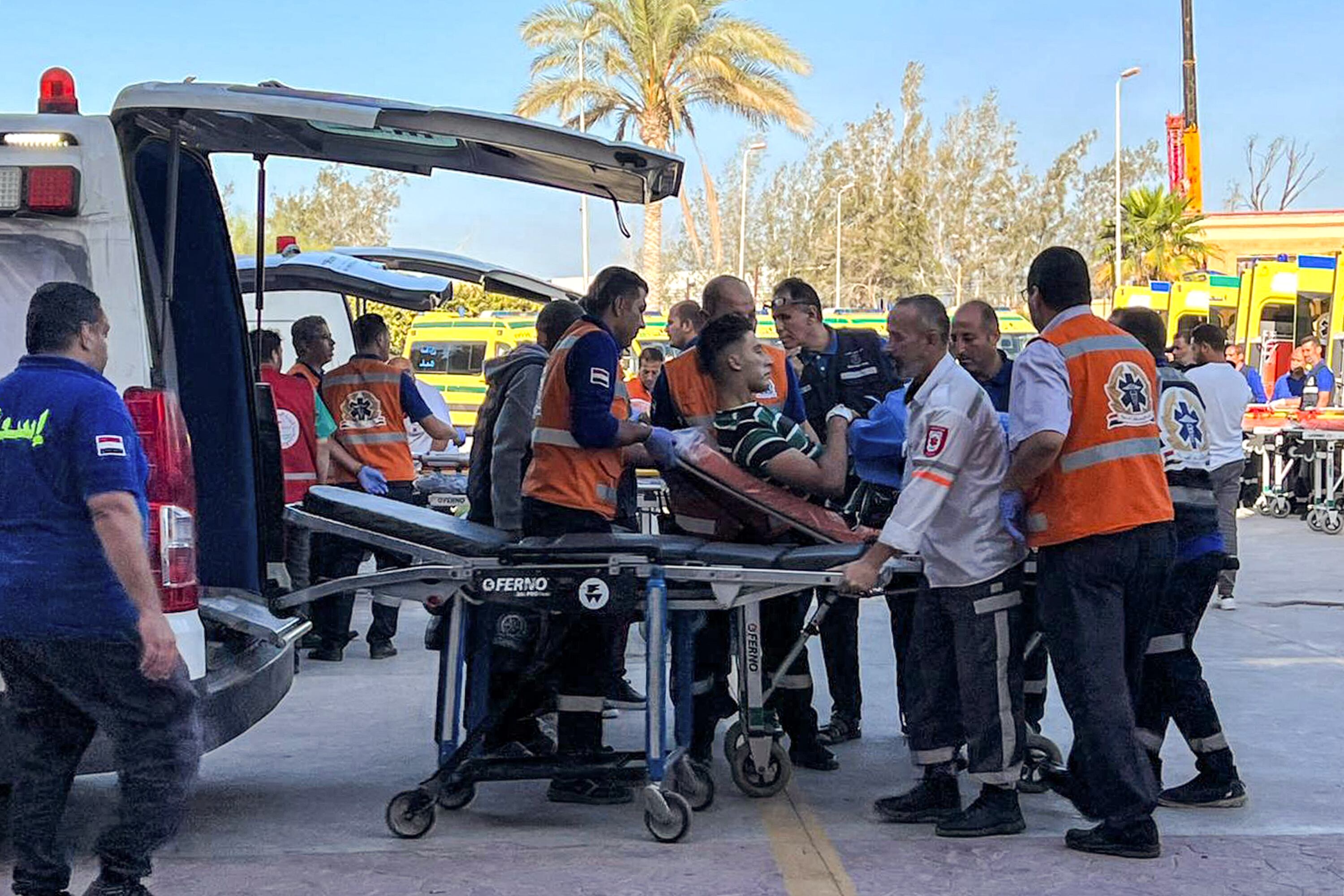 Paramédicos egipcios trasladan heridos en el cruce fronterizo de Rafah con la Franja de Gaza, el 6 de noviembre de 2023. (Foto de -/AFP vía Getty Images)