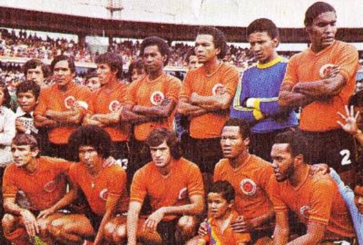 SELECCIÓN COLOMBIA 1975DE PIE IZQ-DER: Arturo Segovia, Oscar Bolaño, Osvaldo Calero, Miguel Escobar, Pedro Zape y Boricua ZarateABAJO IGUAL ORDEN: Eduardo Retat, Diego Umaña, Ernesto Díaz, Wellington Ortiz y Ponciano castro.