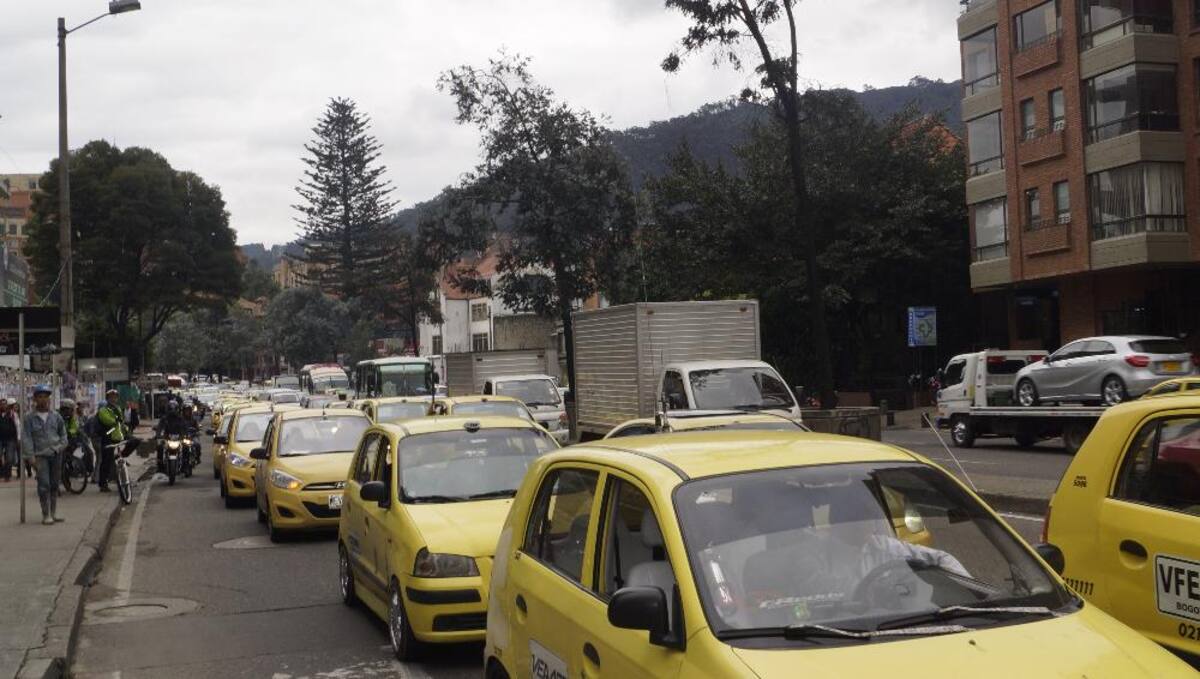 Cerca de 200 taxistas realizan esta protesta causando problemas de movilidad por la carrera séptima.