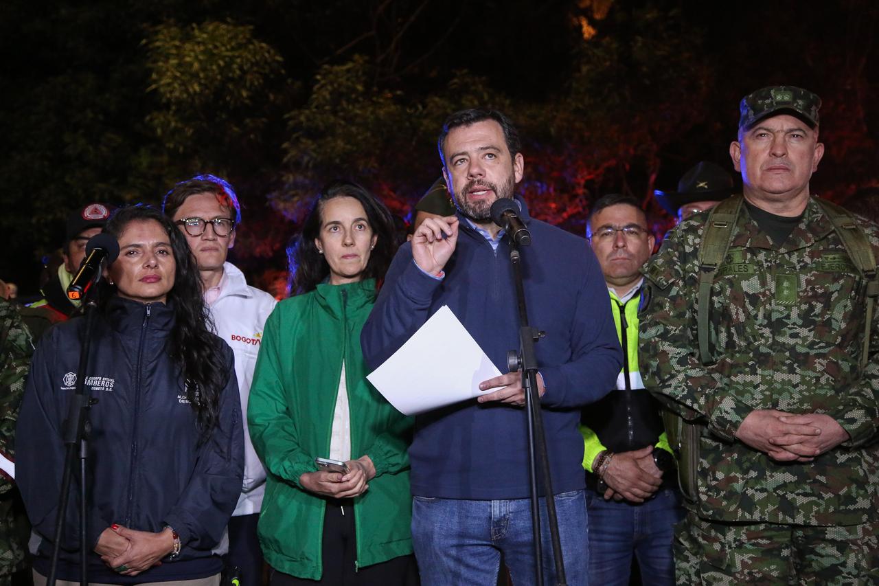 Distrito estudia calamidad pública y restricción en colegios por incendios forestales
