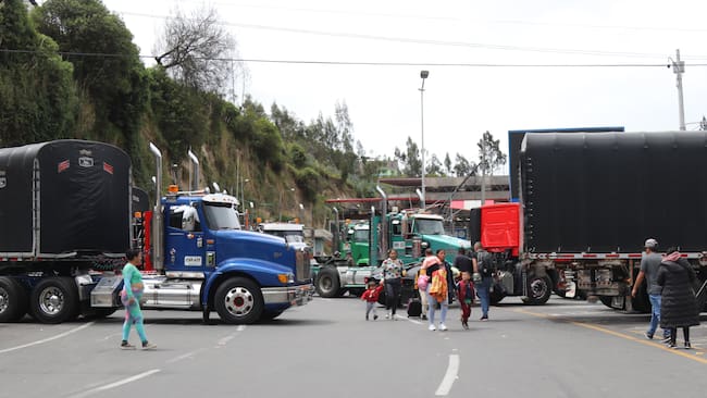 AME9006. TULCÁN (ECUADOR), 03/07/2024.- Fotografía que muestra transportistas y camioneros mientras bloquean la frontera entre Ecuador y Colombia este miércoles en Tulcán (Ecuador). Transportistas y camioneros colombianos bloquean este miércoles, por tercer día consecutivo, las vías fronterizas con Ecuador en protesta por el aumento del precio del combustible y para exigirle al Gobierno más seguridad e inversión en infraestructura, con denuncias de afectación al comercio entre ambos países. EFE/Xavier Montalvo