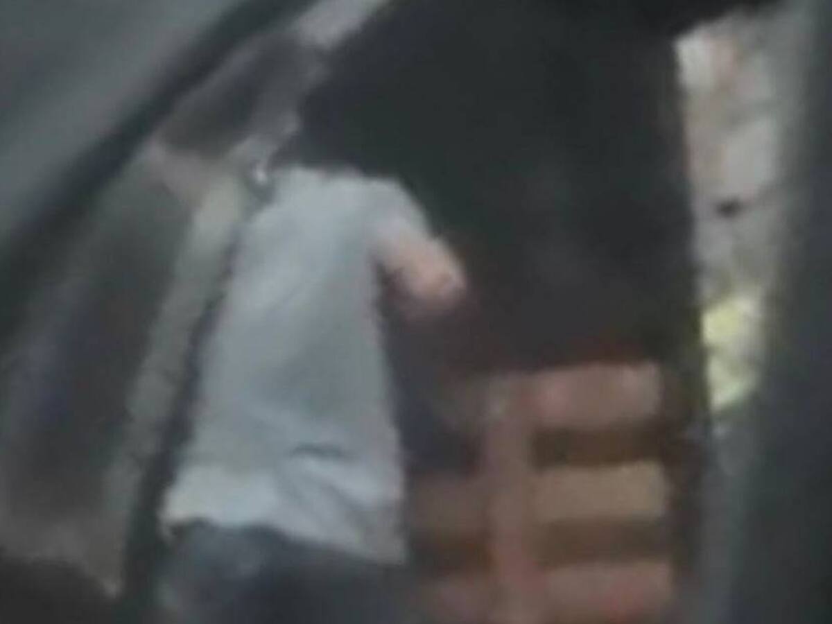 En video quedó registrado el robo a una camioneta en la Galería de Manizales