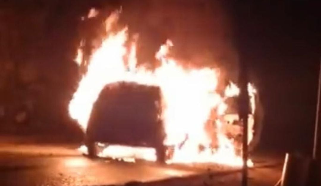 Uno de los dos vehículos incinerados en Nariño