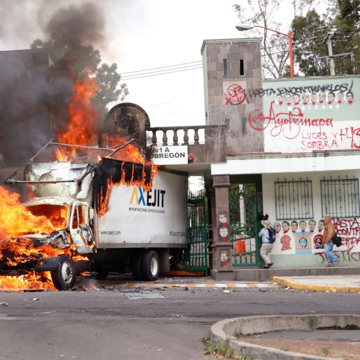 México: manifestantes atacan Campo Militar en aniversario de la desaparición de Ayotzinapa