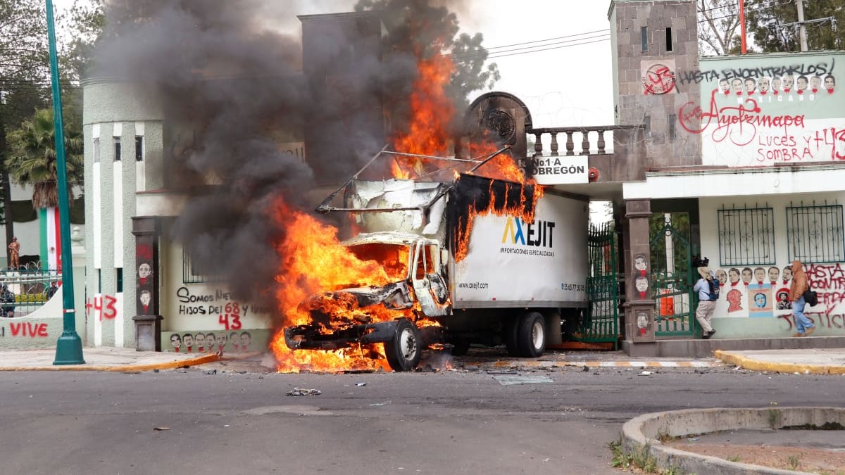 México: manifestantes atacan Campo Militar en aniversario de la desaparición de Ayotzinapa