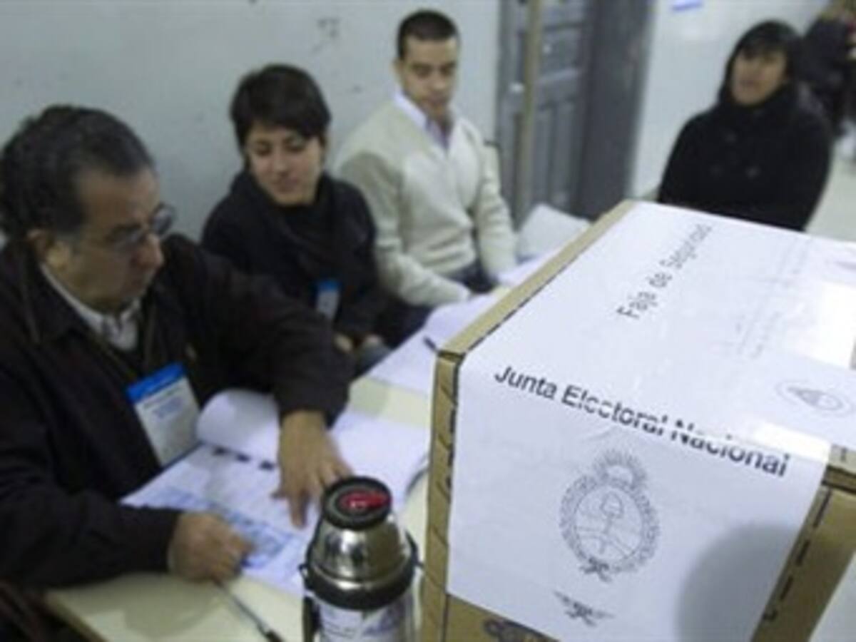 Argentinos en Uruguay votan con normalidad y regular afluencia