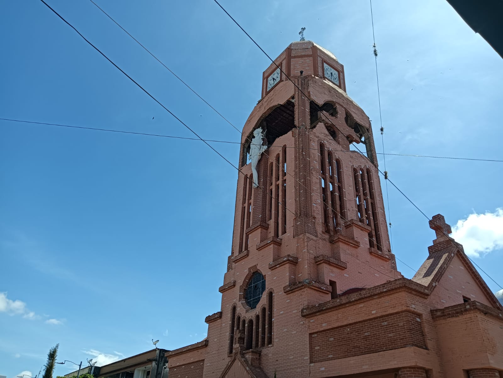 Iglesia de Quimbaya, afectada por el terremoto. Foto: Adrián Trejos