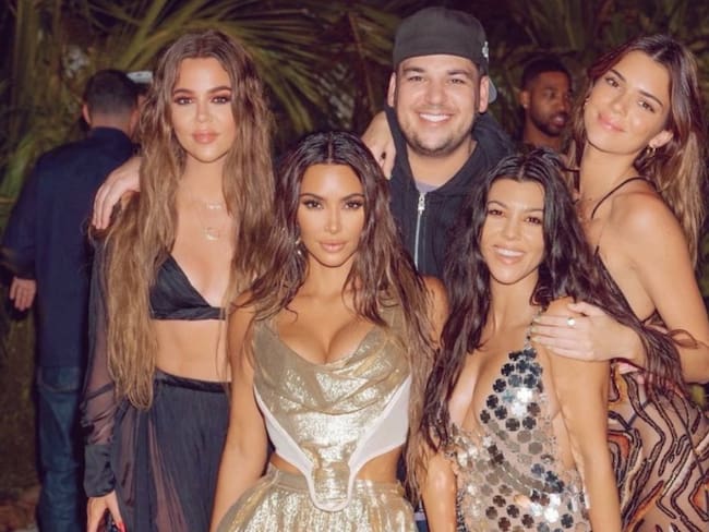 Excéntrica fiesta de Kim Kardashian termina en mensaje de humildad