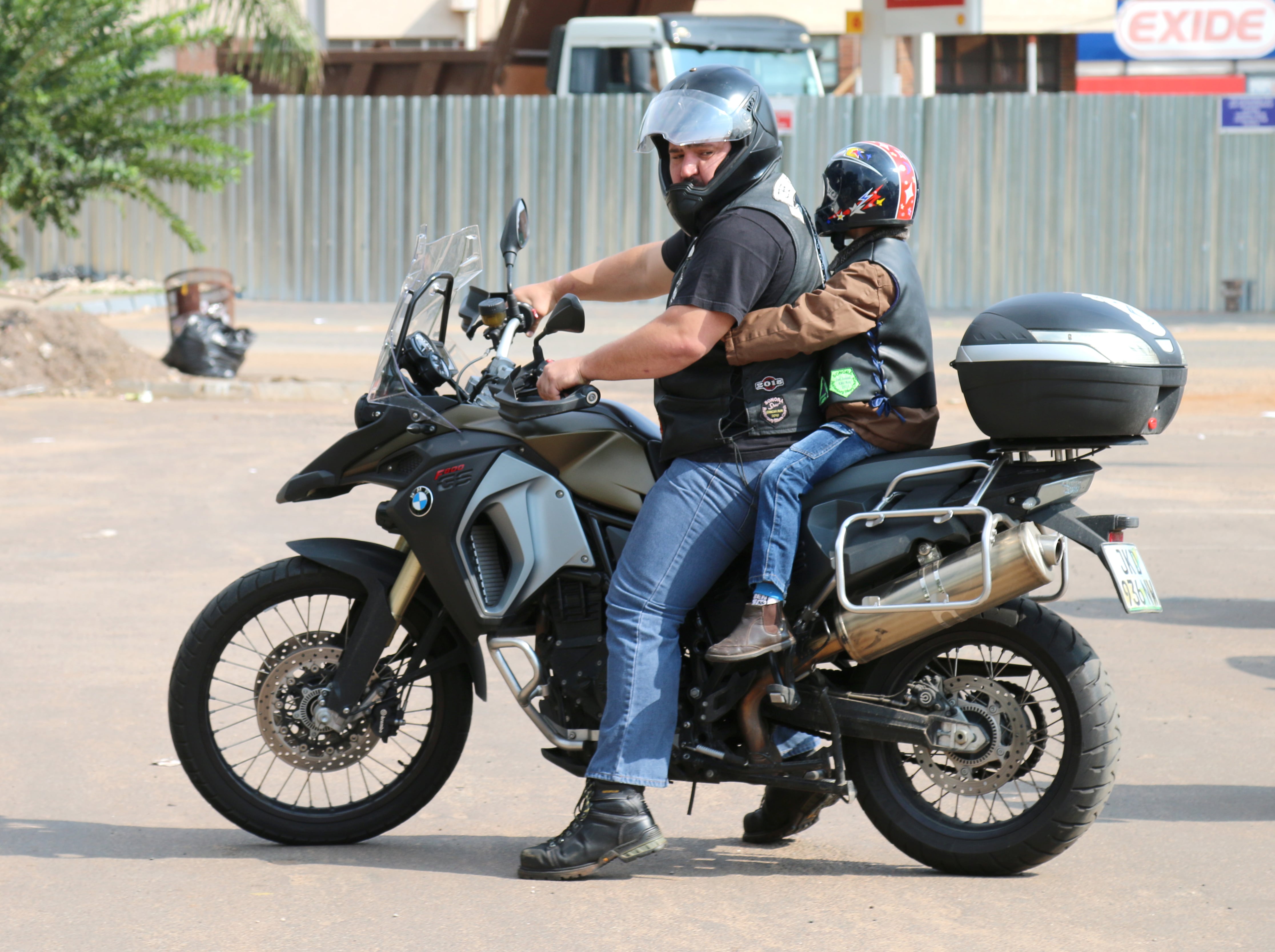Padre y niño en moto (Getty Images)