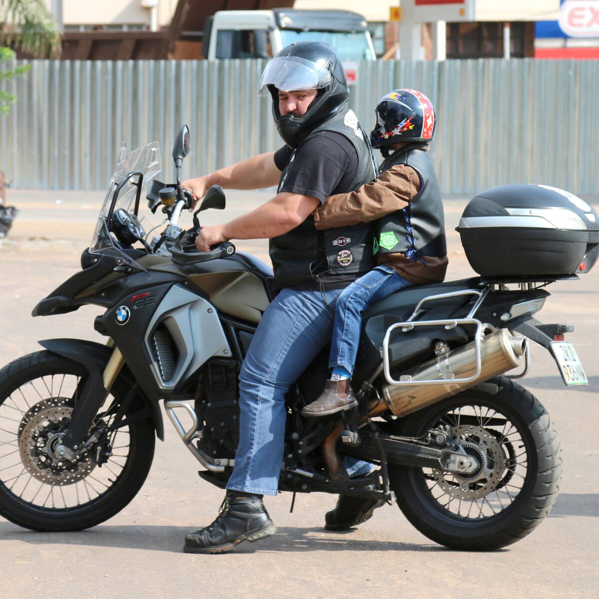 Edad mínima para llevar un niño en moto en Bogotá: Esto dice la norma ¿qué sanciones hay?