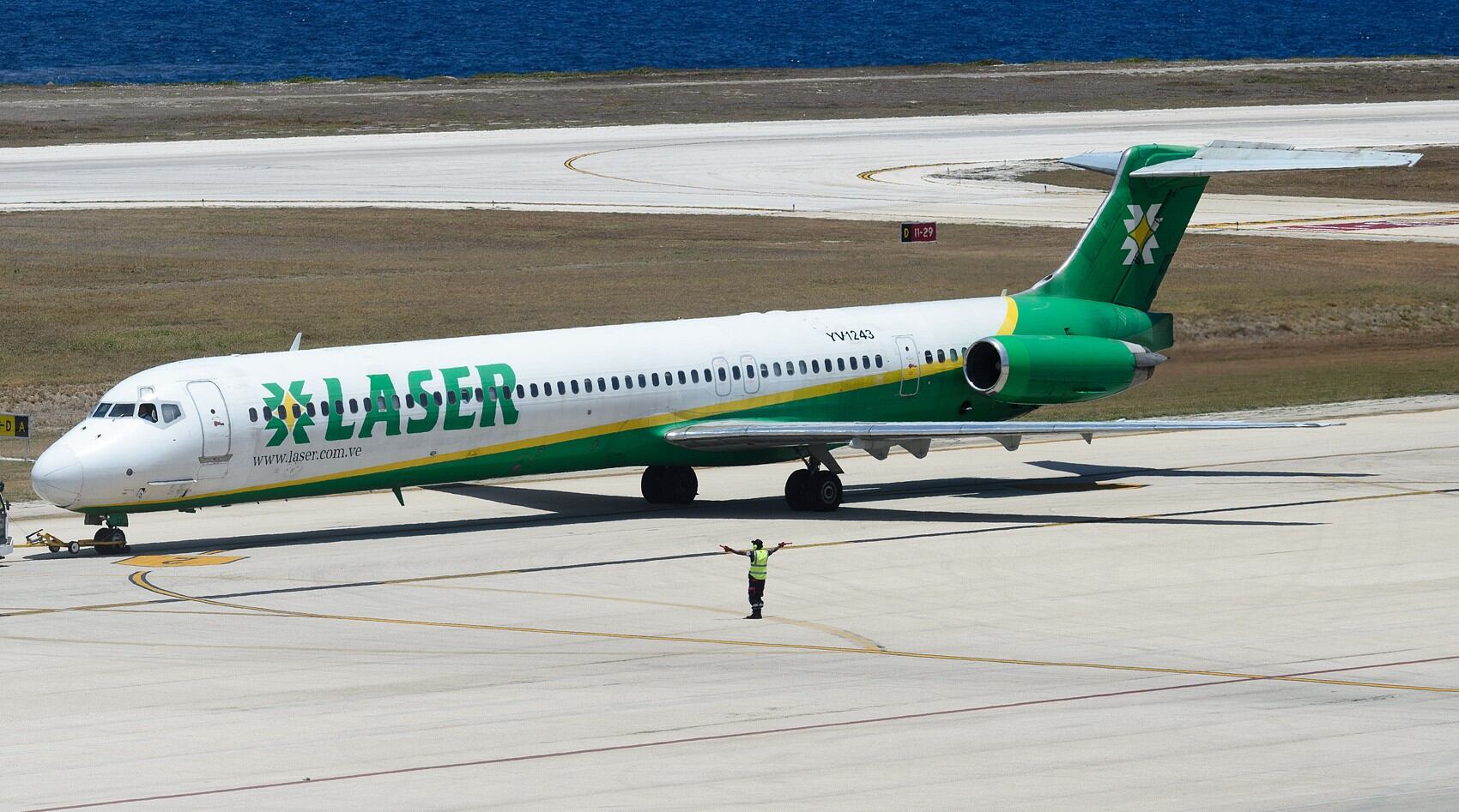 McDonnell Douglas MD-81 de Laser Airlines en el Aeropuerto Internacional Hato de Willemstad, Curazao. FOTO: Simon De Rudder/Getty Images