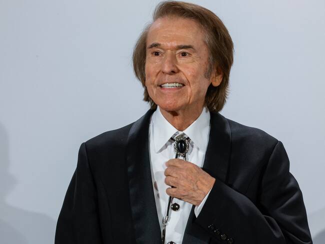 MADRID, 17/12/2024.- Fotografía de archivo, tomada el pasado 11/12/2024, del cantante Raphael, que ha sido ingresado esta tarde en un centro hospitalario madrileño tras sufrir un episodio cerebrovascular mientras participaba en el espacio de TVE 'La Revuelta'. EFE/Archivo/Zipi