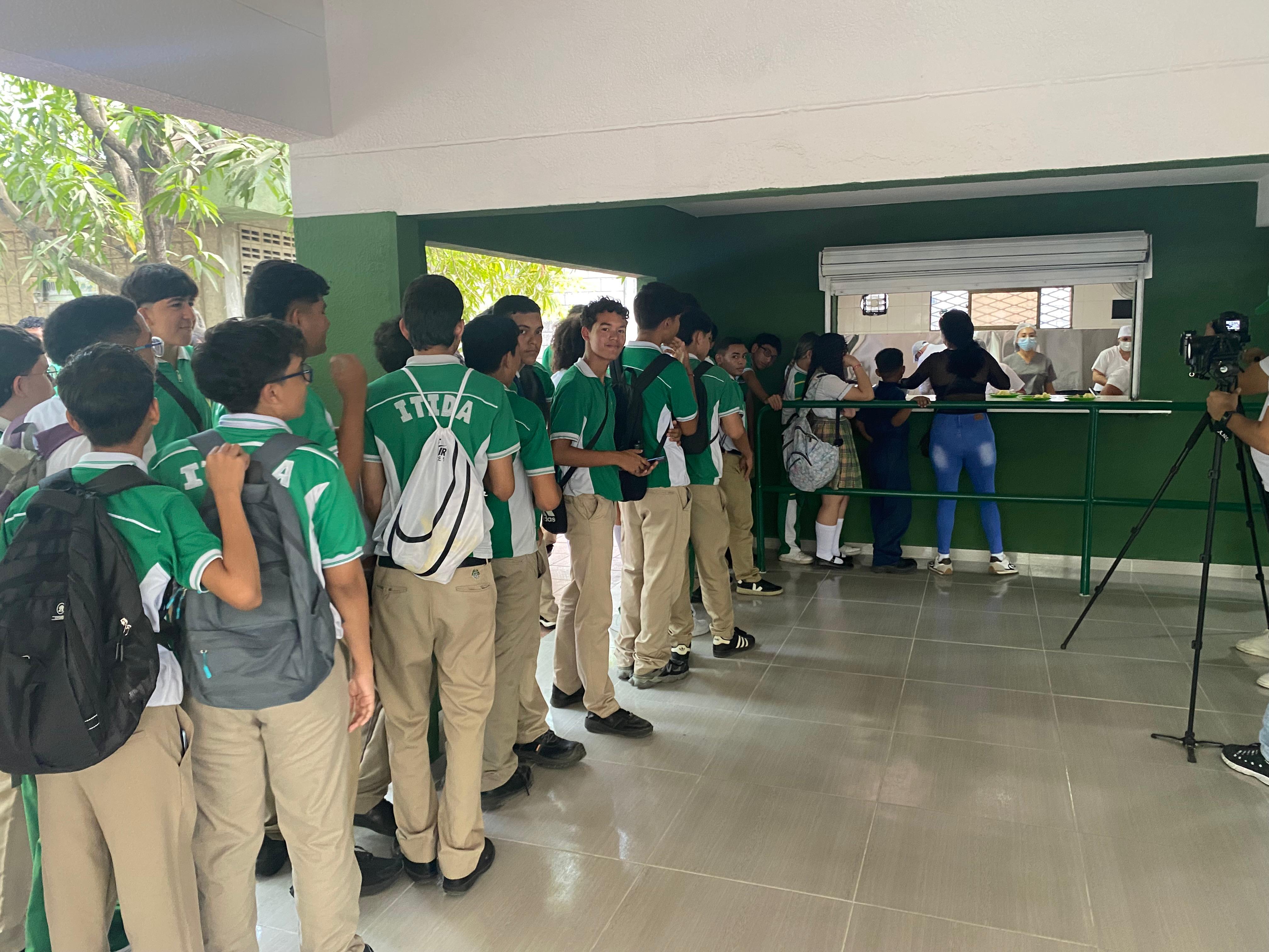 Estudiantes del colegio ITIDA realizan filas para recibir el Plan de Alimentación Escolar. Foto: Caracol Radio.