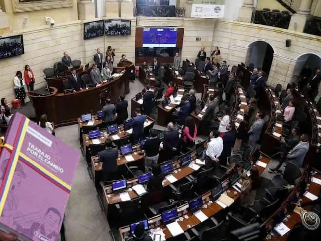 Senado de la República al fondo y al lado libro del proyecto de ley de reforma laboral. Foto Colprensa.