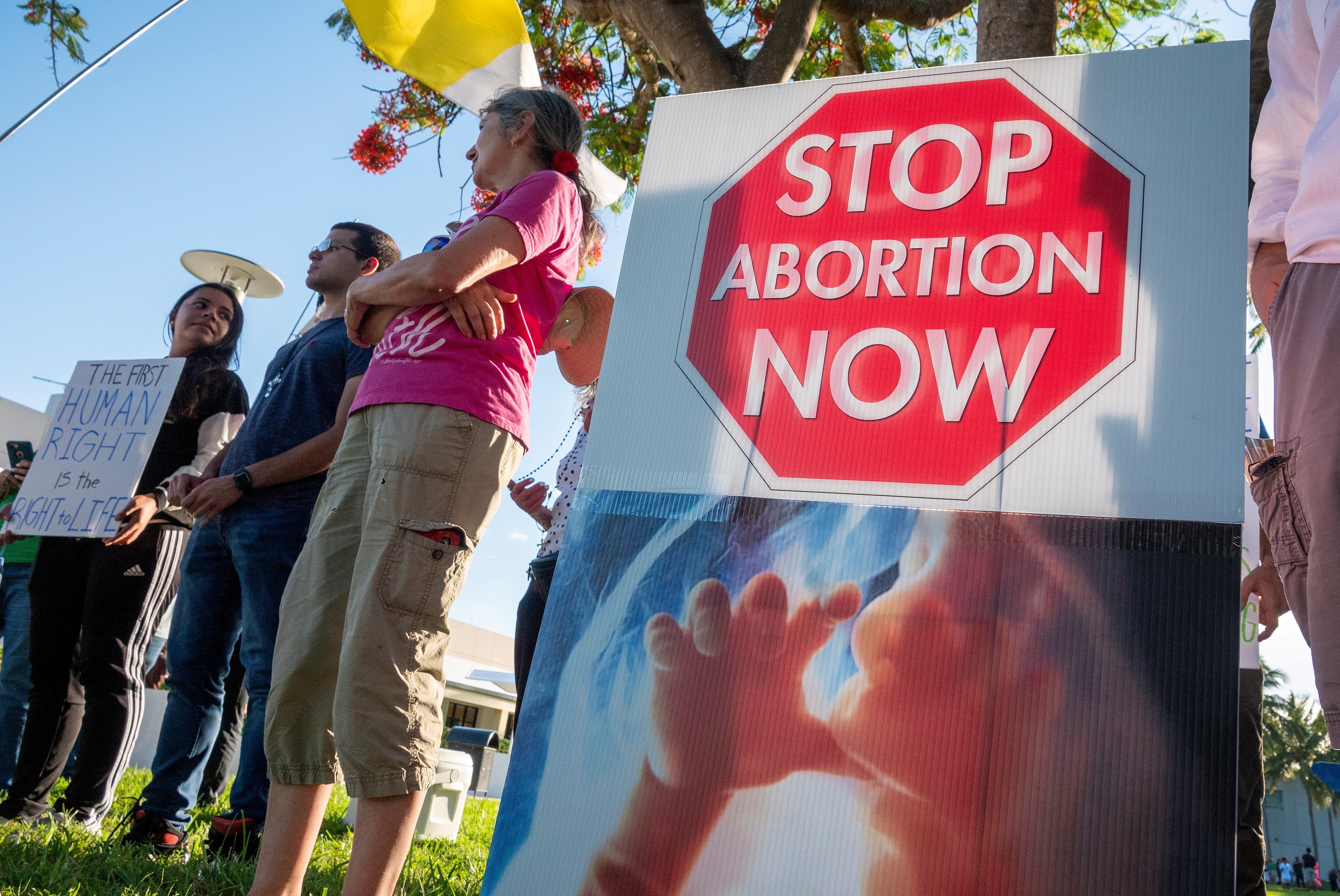 Miami (United States), 27/06/2022.- Fotografía de archivo fechada el 27 de junio de 2022 que muestra a un grupo de manifestantes anti-aborto durante una protesta en el campus de la Universidad Internacional de Florida, en Miami (EE.UU.). La entrada en vigor a partir de este miércoles en Florida de una nueva ley que prohíbe el aborto desde la sexta semana de embarazo termina de configurar la casi imposibilidad de esta práctica en el sureste de EE.UU., según ponen de relieve los detractores de la normativa. EFE/ Cristobal Herrera-ulashkevich ARCHIVO
