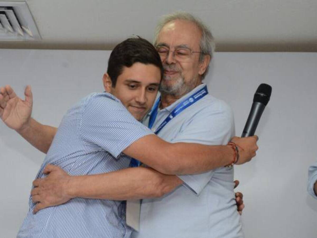 Abrazo de reconciliación entre hijo de 'Jorge 40' y hermano de 'Simón Trinidad' en Valledupar