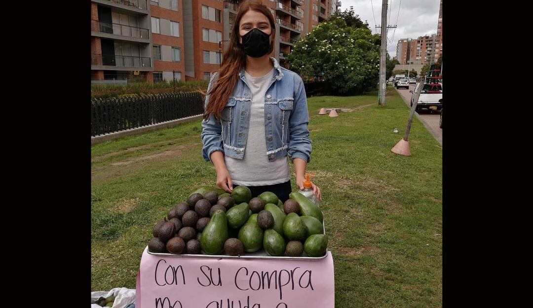 Joven vende aguacates en Bogotá para poder pagar su universidad.