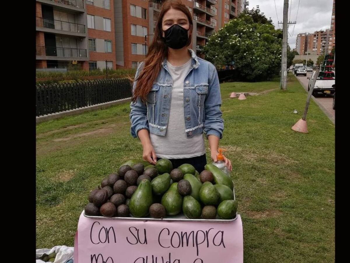 Joven que vende aguacates para pagarse la universidad fue recompensada