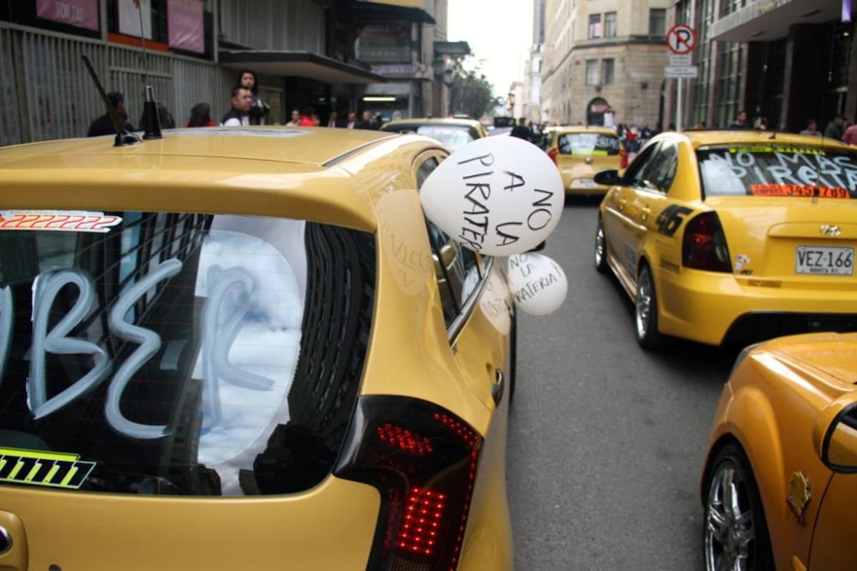 Más de 200 taxistas recorren la Carrera Séptima mostrando su inconformismo frente a las aplicaciones de movilidad como Uber que utilizan los llamados taxis blancos.