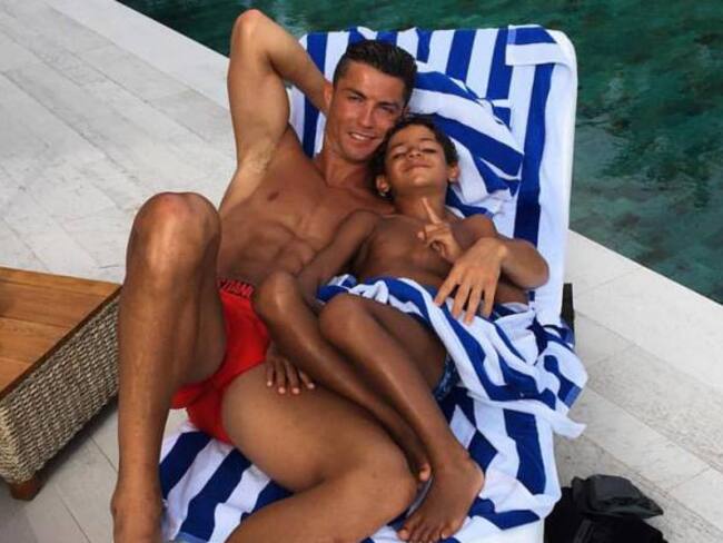 Cristiano Ronaldo muestra su lado más paternal junto a su hijo