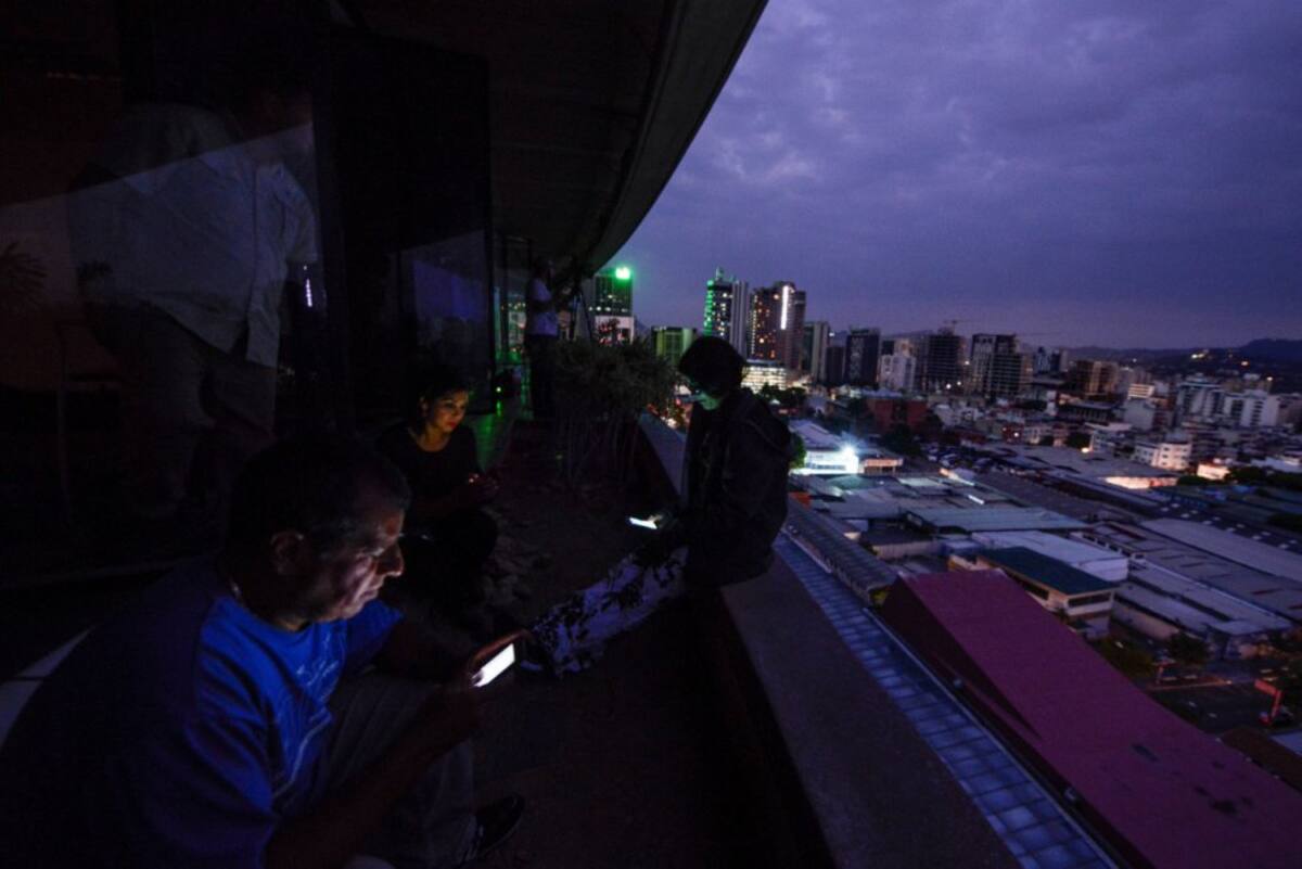 Varias horas sin luz completan la mayoría de regiones de Venezuela que se vieron afectadas por las fallas eléctricas en la represa de Guri, una de las más importantes del país.