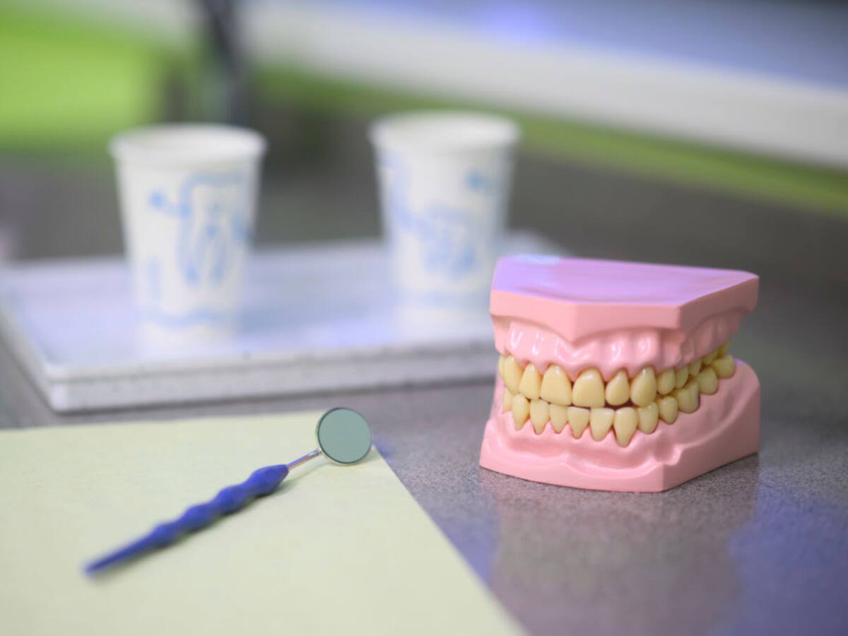 Abrir cosas con los dientes y más: Lo que NUNCA debería hacer si quiere tener la boca sana