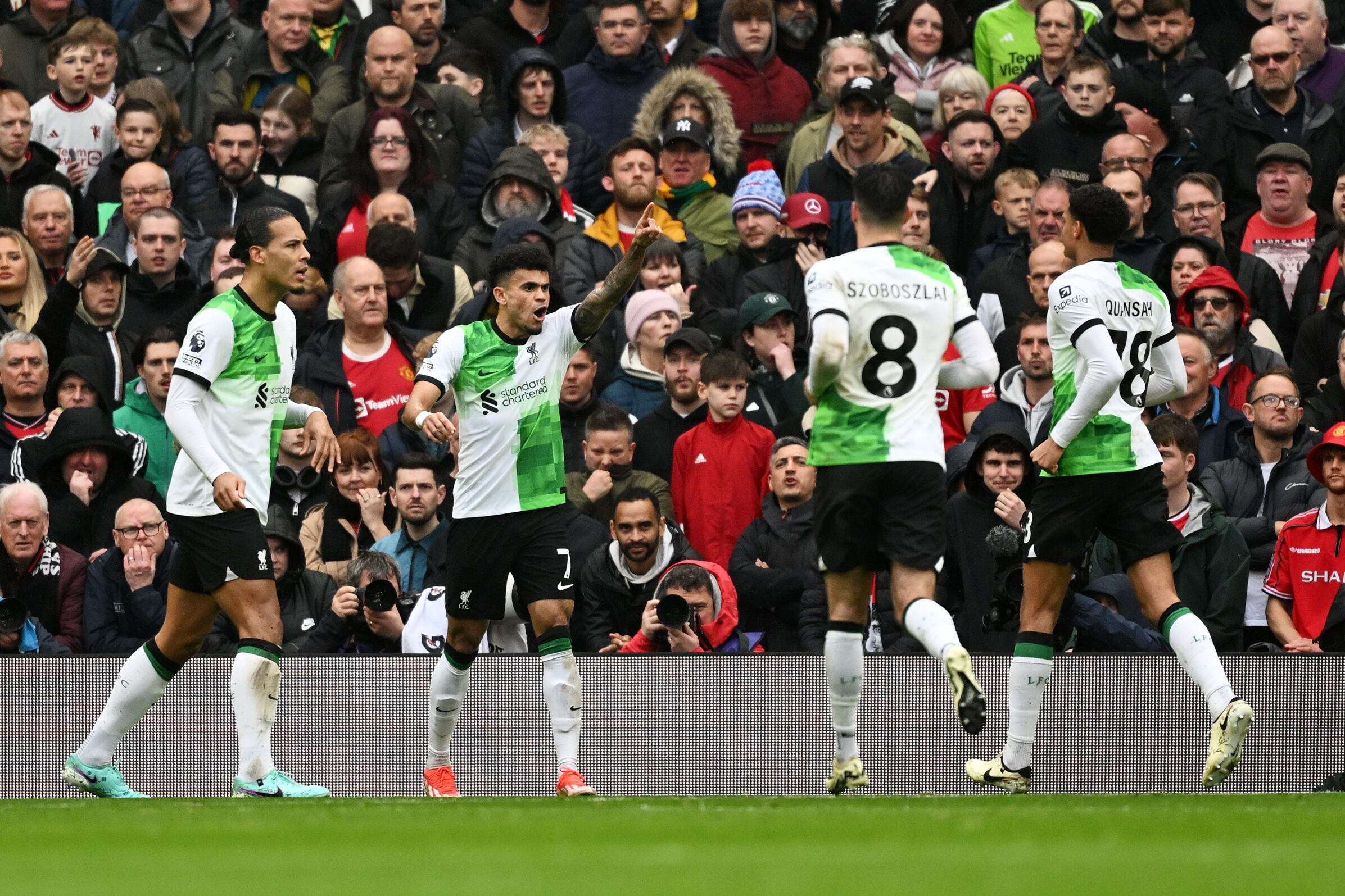 Luis Díaz festeja su anotación ante el Manchester United. (Photo by Michael Regan/Getty Images)