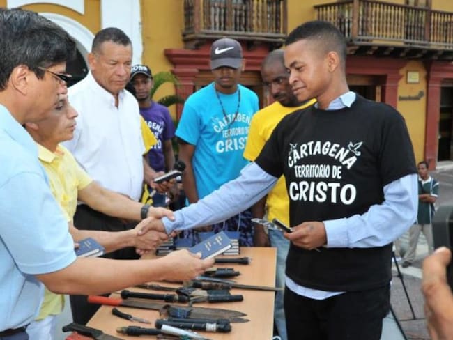 “Águilas” de Cartagena se desarman y cambian armas por biblias