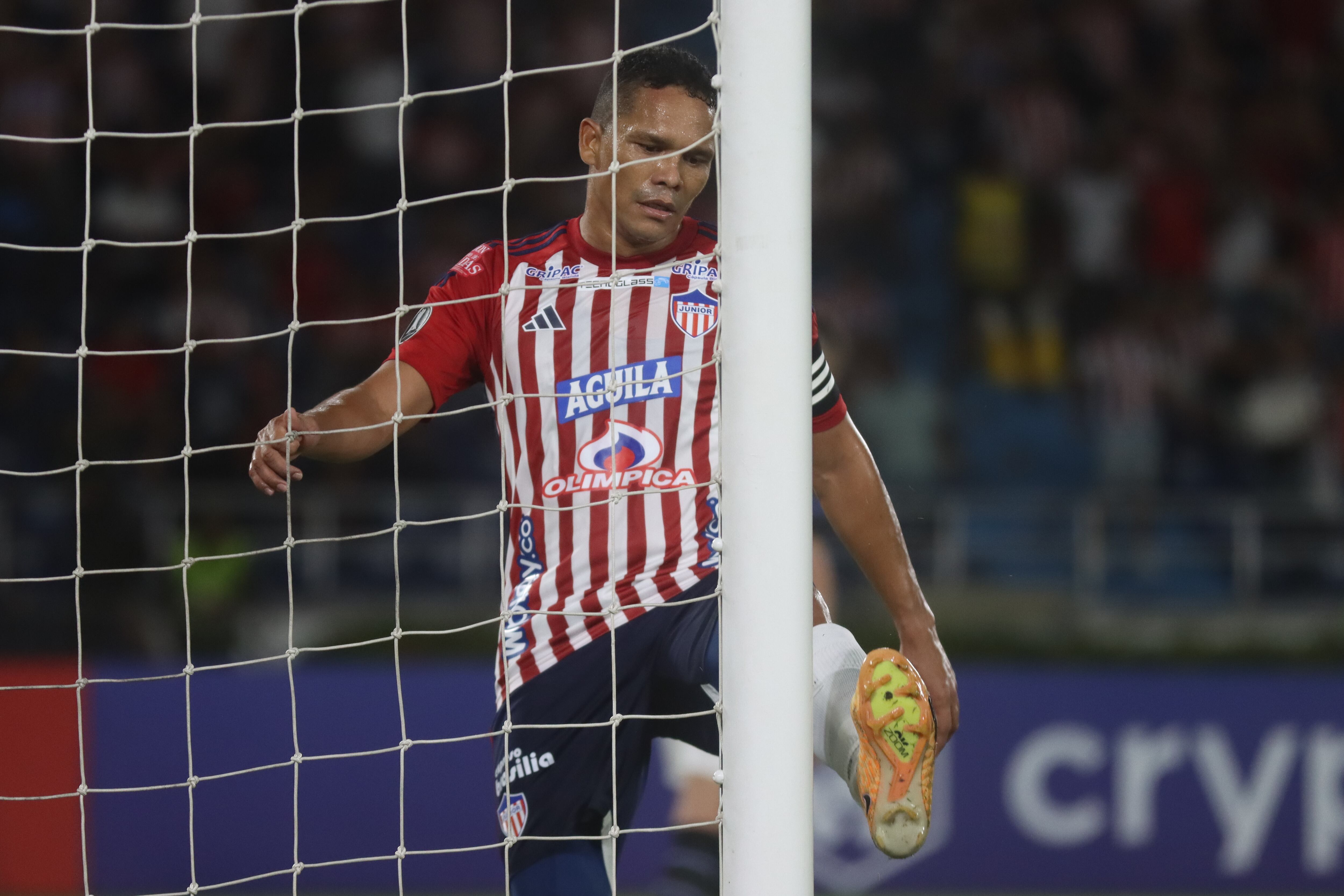AMDEP436. BARRANQUILLA (COLOMBIA), 23/04/2024.- Carlos Bacca de Junior reacciona este martes, en un partido de la fase de grupos de la Copa Libertadores entre Junior y LDU Quito en el estadio Metropolitano en Barranquilla (Colombia). EFE/Agencia Kronos