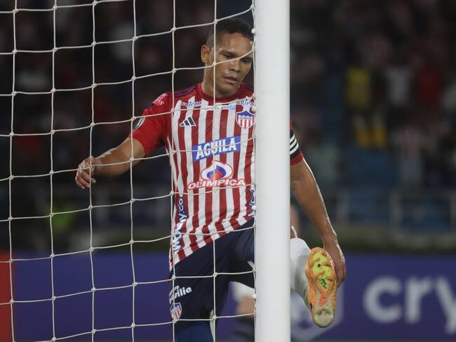 AMDEP436. BARRANQUILLA (COLOMBIA), 23/04/2024.- Carlos Bacca de Junior reacciona este martes, en un partido de la fase de grupos de la Copa Libertadores entre Junior y LDU Quito en el estadio Metropolitano en Barranquilla (Colombia). EFE/Agencia Kronos
