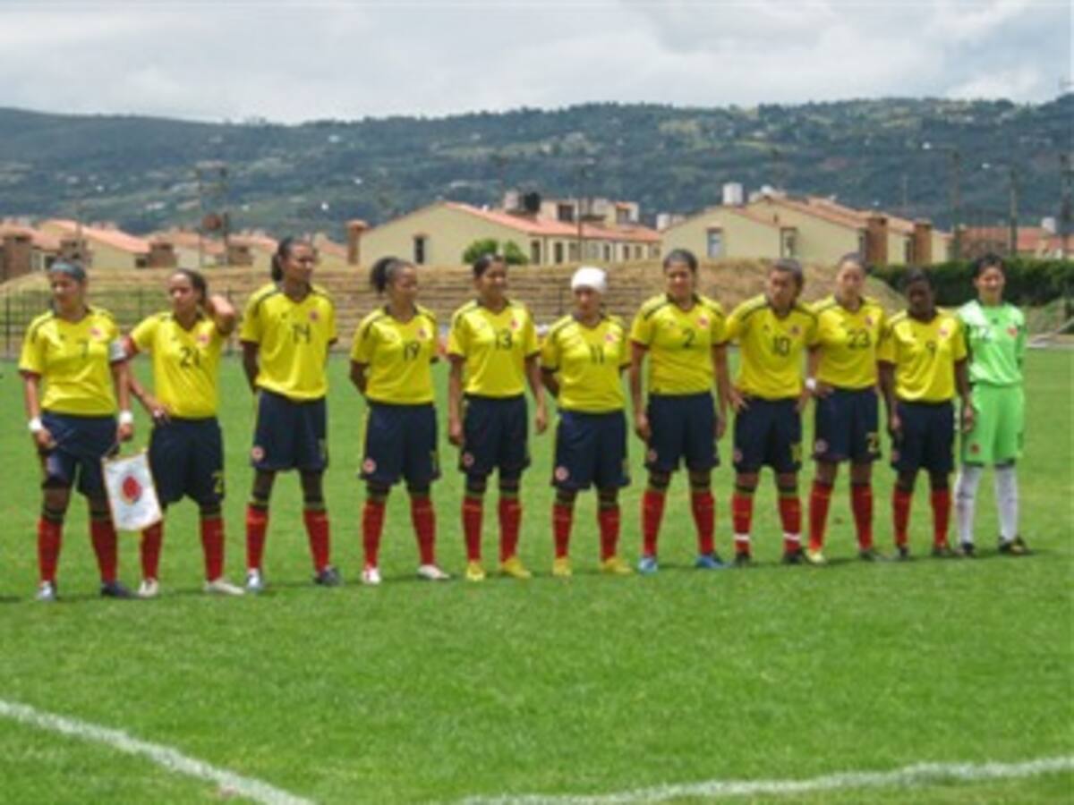 Presidente Santos entrega la bandera a Selección femenina de futbol que va al Mundial