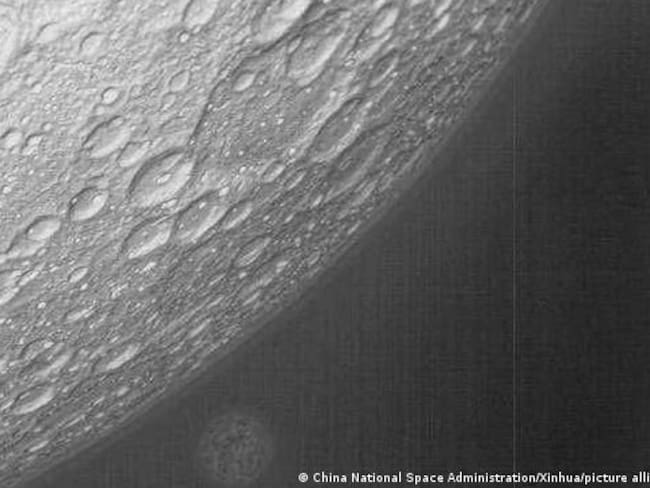 Esta foto en infrarrojo lejano tomada por la cámara del satélite Tiandu-2 el 8 de abril de 2024 muestra la Luna (L) y la Tierra. - China National Space Administration/Xinhua/picture alliance