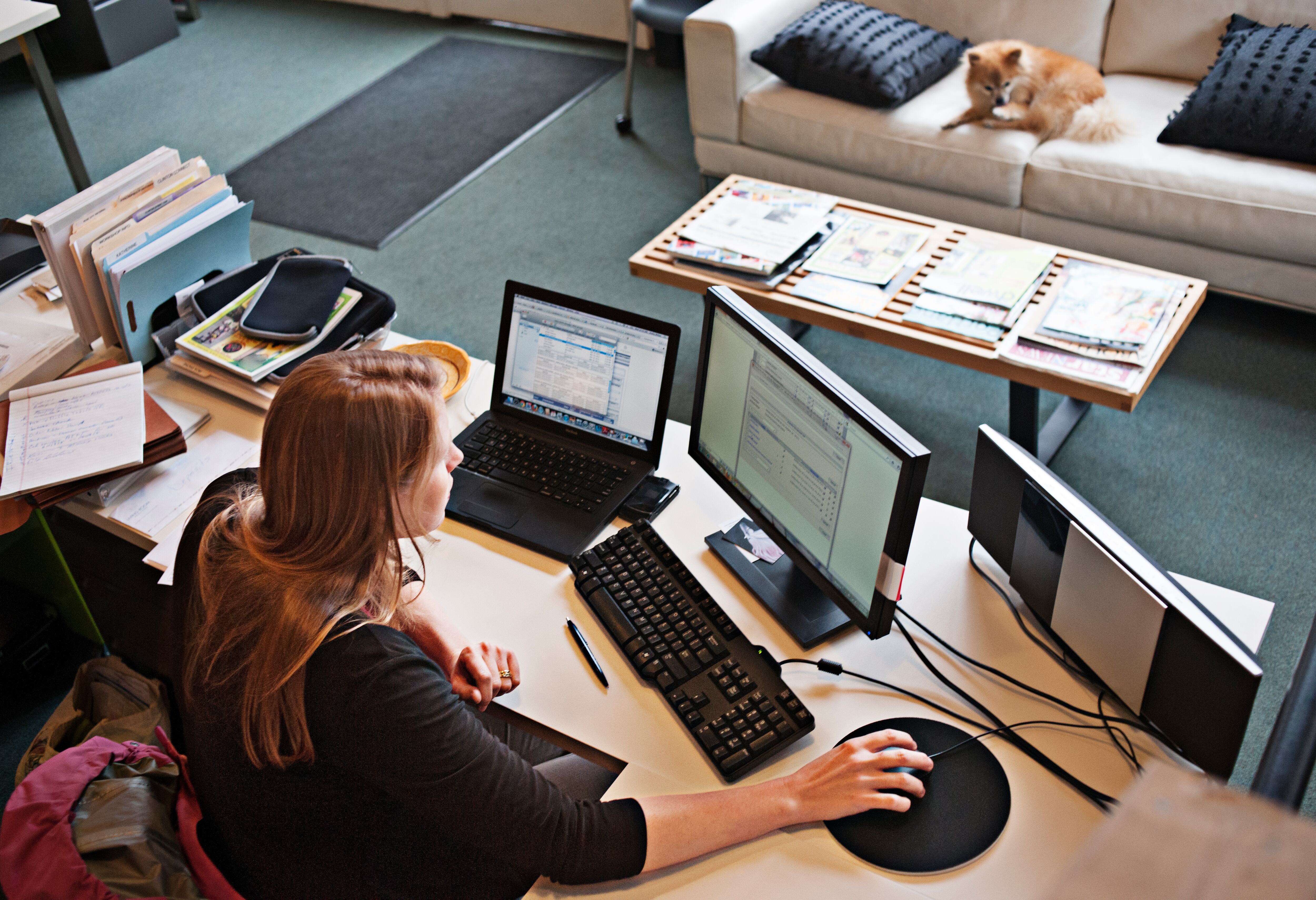 Mujer trabajando en oficina (Getty Images)