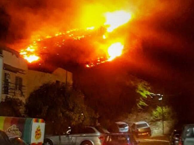 Alarma por voraz incendio en cerro de El Rodadero