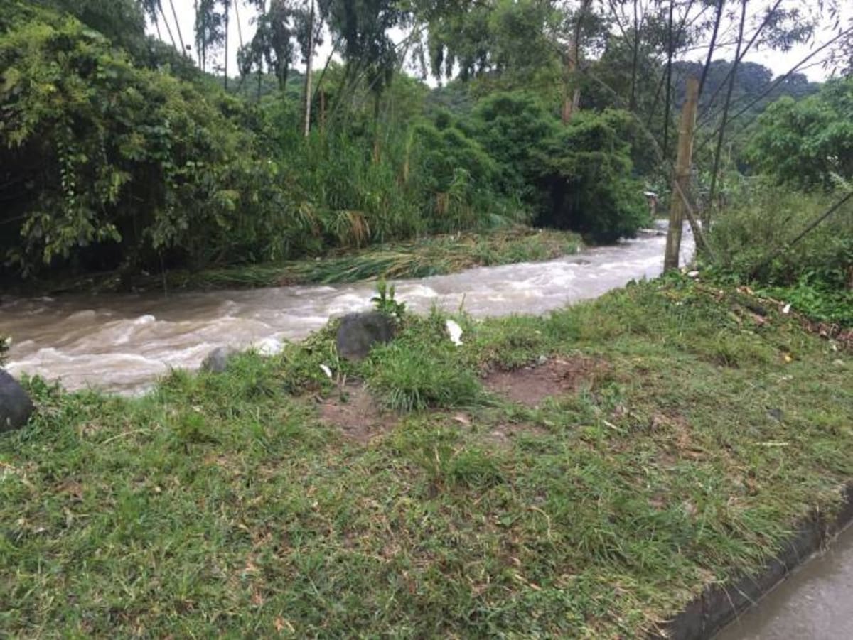 Incremento en el cauce del río Consota a su paso por el barrio Rocío Bajo