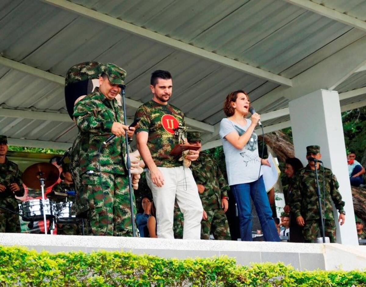 Durante el evento, integrantes de la Policía, el Esmad y el Ejército recibieron con emoción a Juanes, le prepararon una presentación musical con vallenato y otra con un Michael Jackson del batallón "Coronel Francisco José de Caldas".
