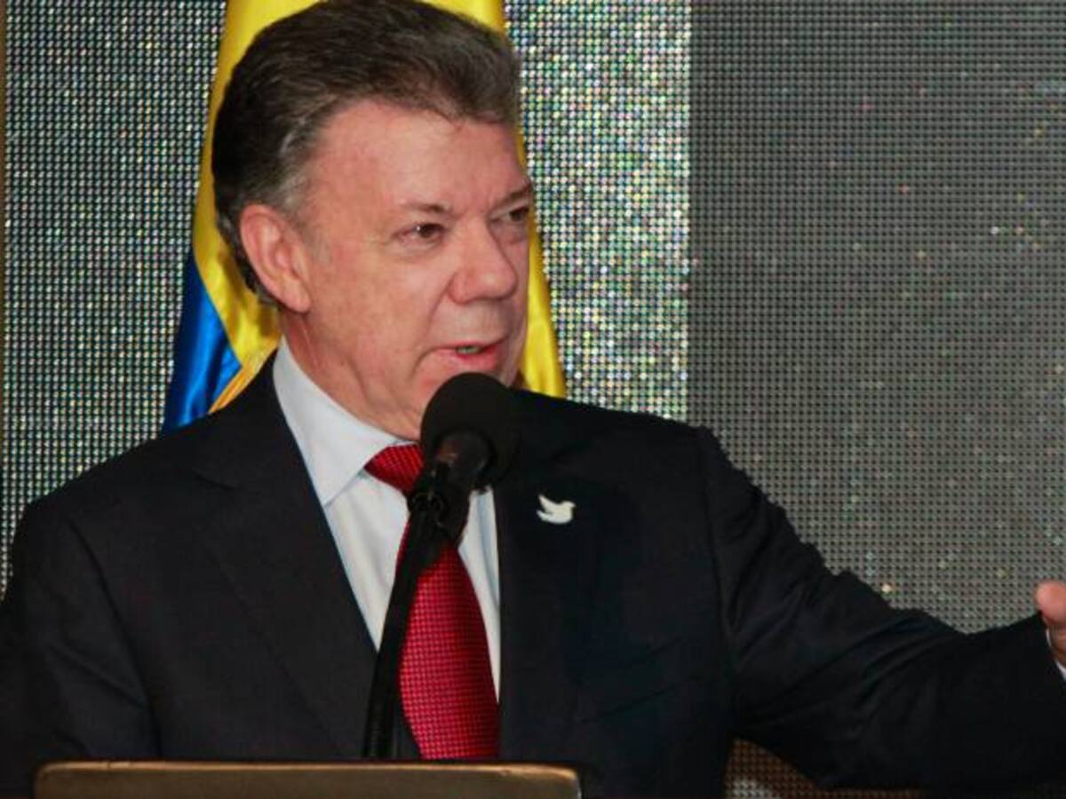 Santos pide a los colombianos no caer en el pesimismo y pensar en la paz