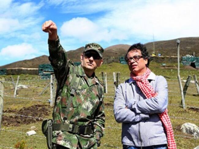 El alcalde entregando nuevos equipamientos al Batallón de Alta Montaña. Foto: Bogotá Humana.