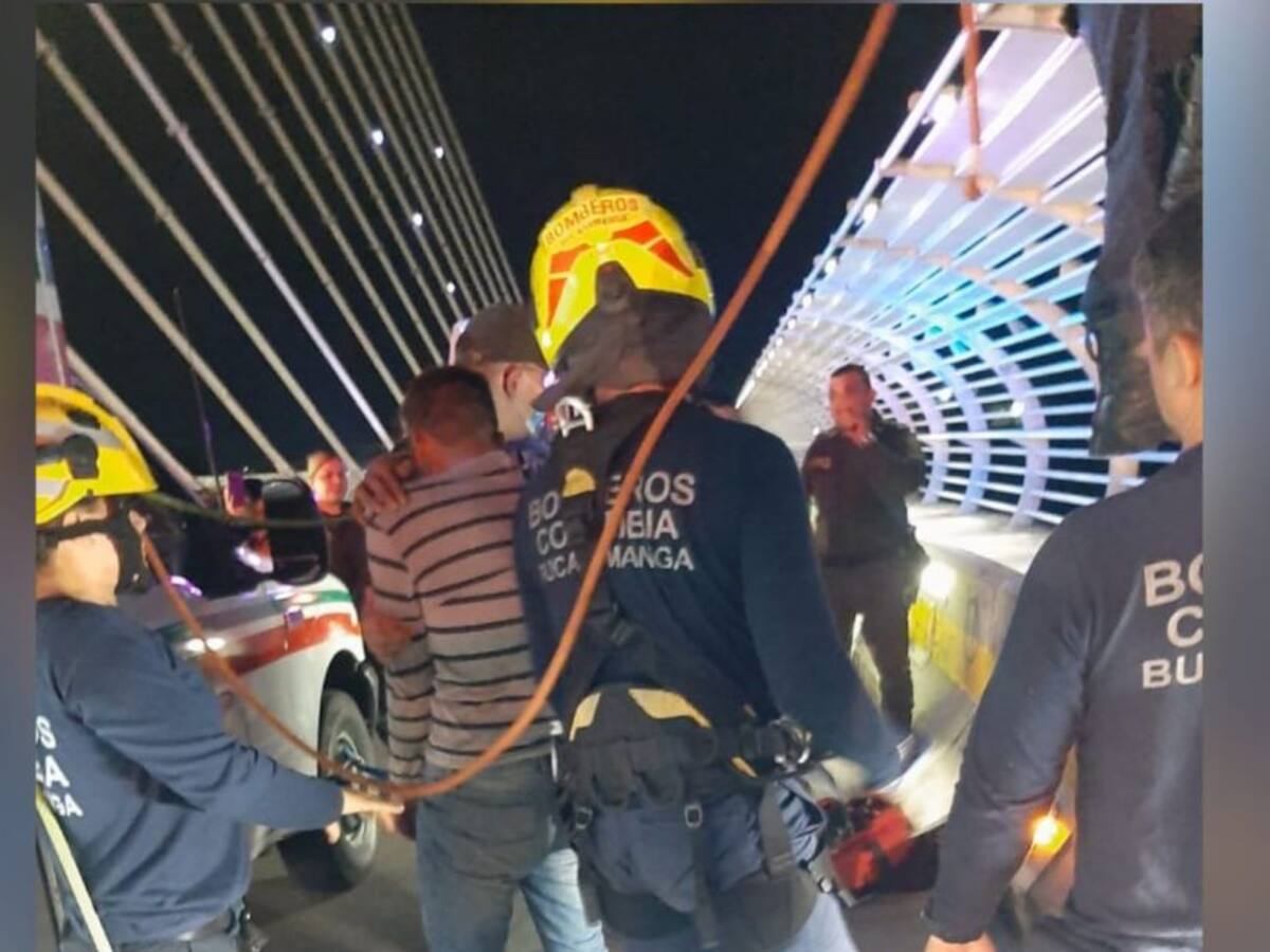 Evitaron que dos personas se lanzaran del Puente de la Novena