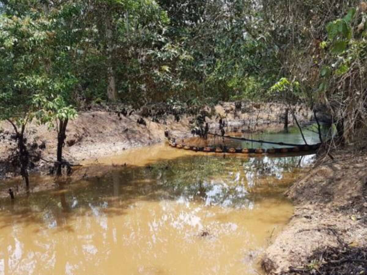 No se detiene vertimiento de petróleo en Barrancabermeja